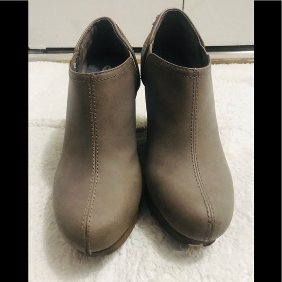 Gray/tan Dr. Scholl’s memory form ankle booties - Picture 3 of 8